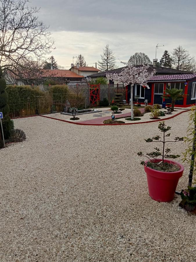 Une Pause Quelque Part Au Jardin Des Erables Et Des Niwakis Saint-Medard-de-Guizieres المظهر الخارجي الصورة