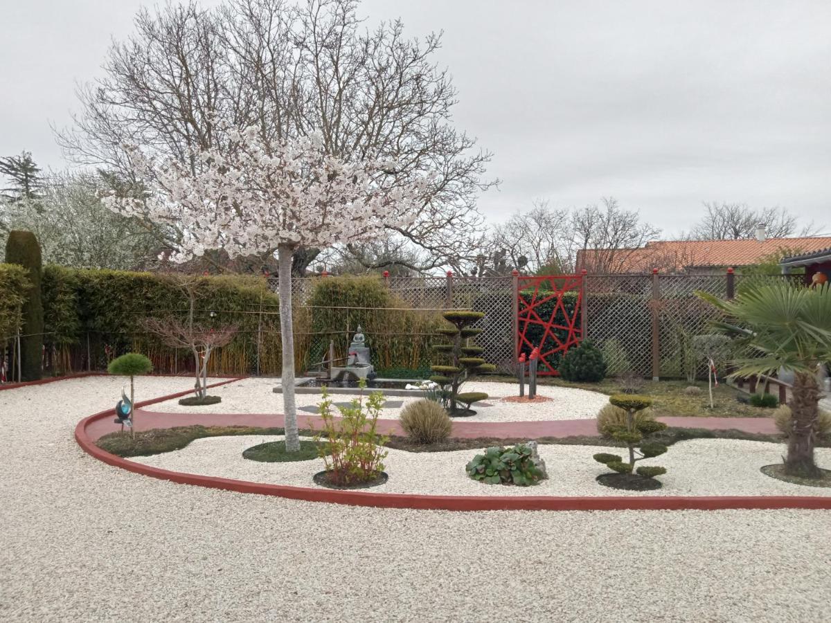 Une Pause Quelque Part Au Jardin Des Erables Et Des Niwakis Saint-Medard-de-Guizieres المظهر الخارجي الصورة