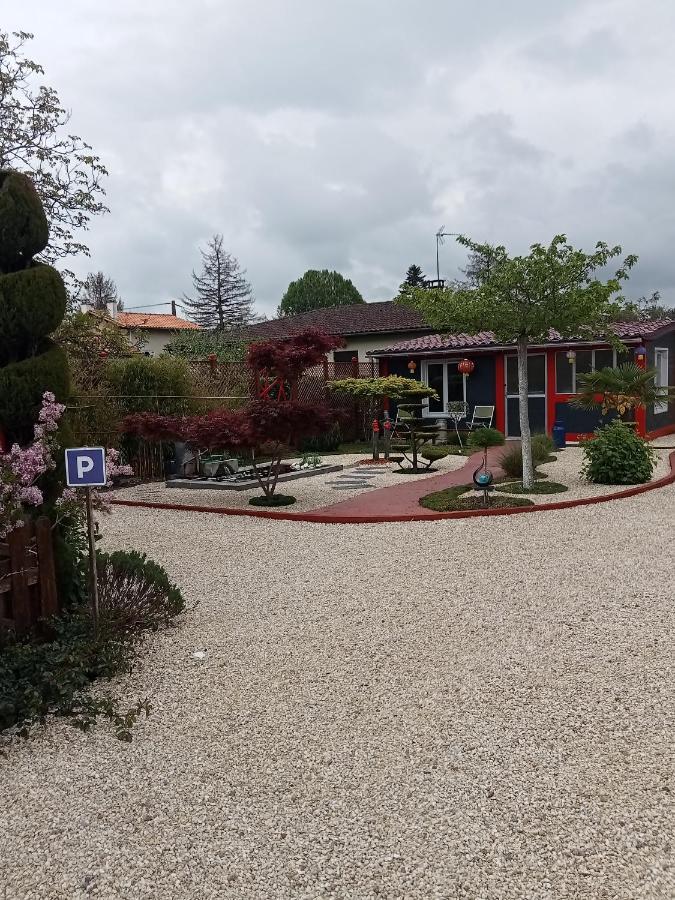 Une Pause Quelque Part Au Jardin Des Erables Et Des Niwakis Saint-Medard-de-Guizieres المظهر الخارجي الصورة