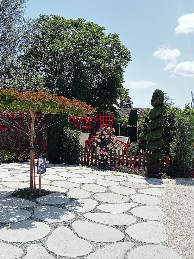 Une Pause Quelque Part Au Jardin Des Erables Et Des Niwakis Saint-Medard-de-Guizieres المظهر الخارجي الصورة