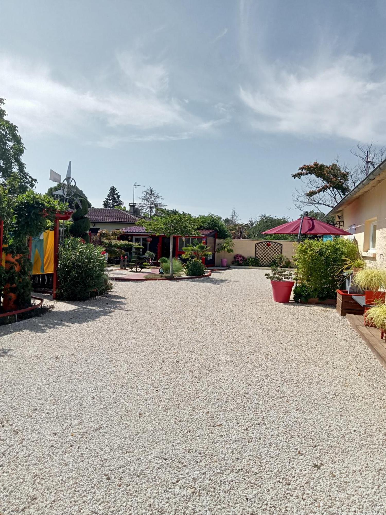Une Pause Quelque Part Au Jardin Des Erables Et Des Niwakis Saint-Medard-de-Guizieres المظهر الخارجي الصورة