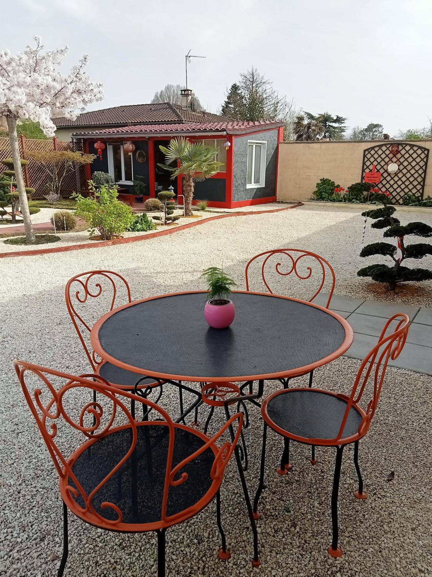 Une Pause Quelque Part Au Jardin Des Erables Et Des Niwakis Saint-Medard-de-Guizieres المظهر الخارجي الصورة