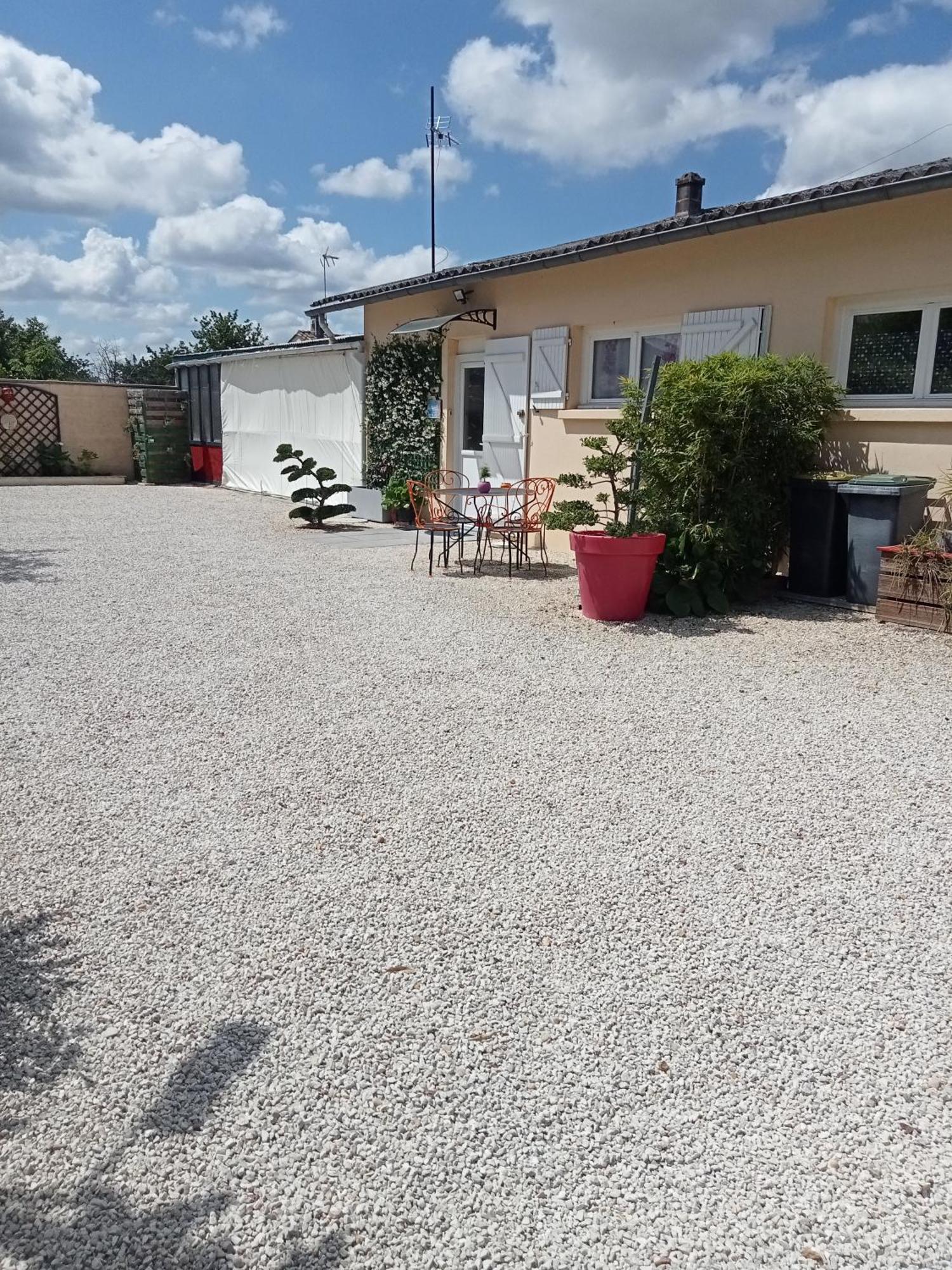 Une Pause Quelque Part Au Jardin Des Erables Et Des Niwakis Saint-Medard-de-Guizieres المظهر الخارجي الصورة