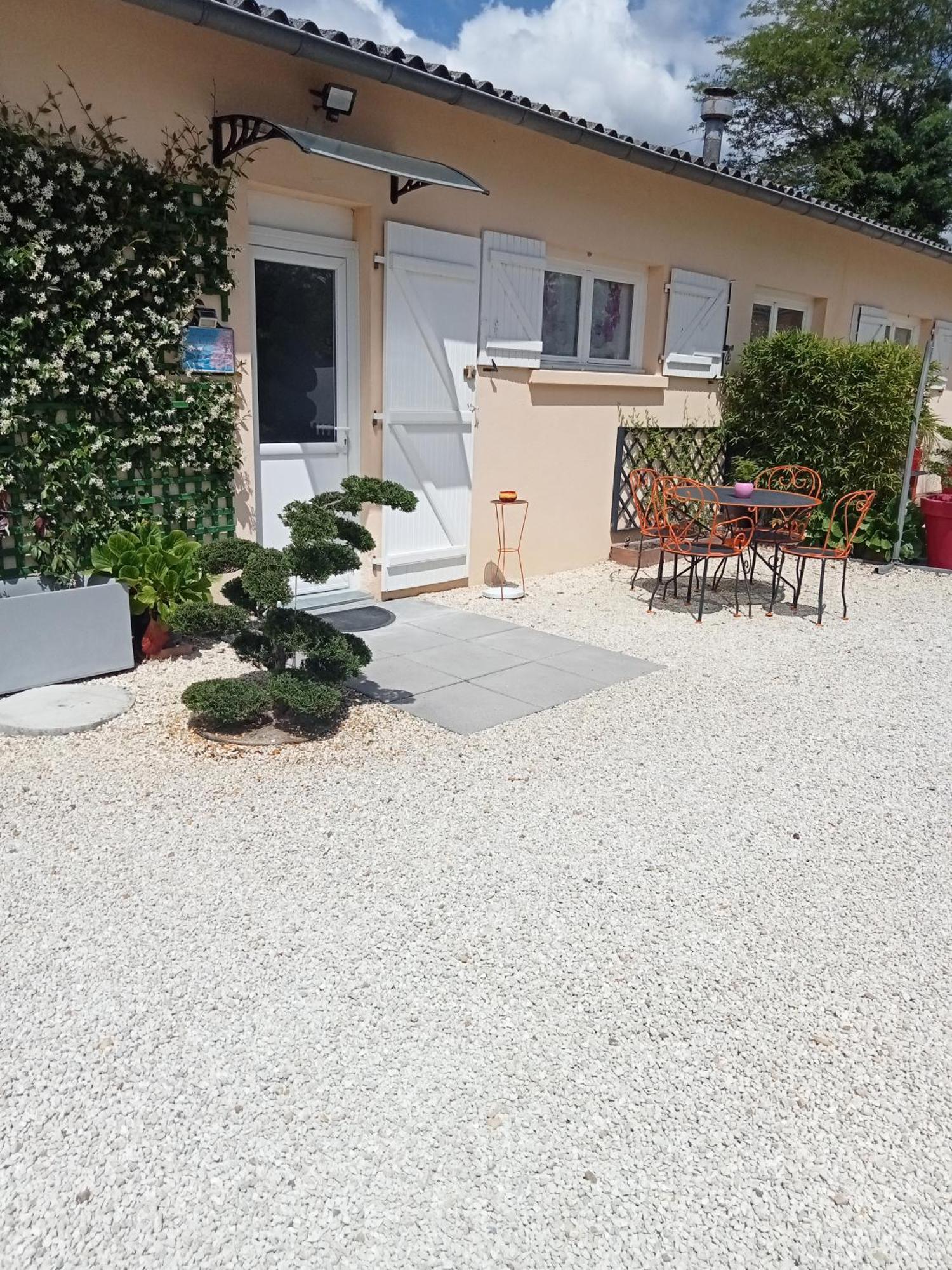 Une Pause Quelque Part Au Jardin Des Erables Et Des Niwakis Saint-Medard-de-Guizieres المظهر الخارجي الصورة