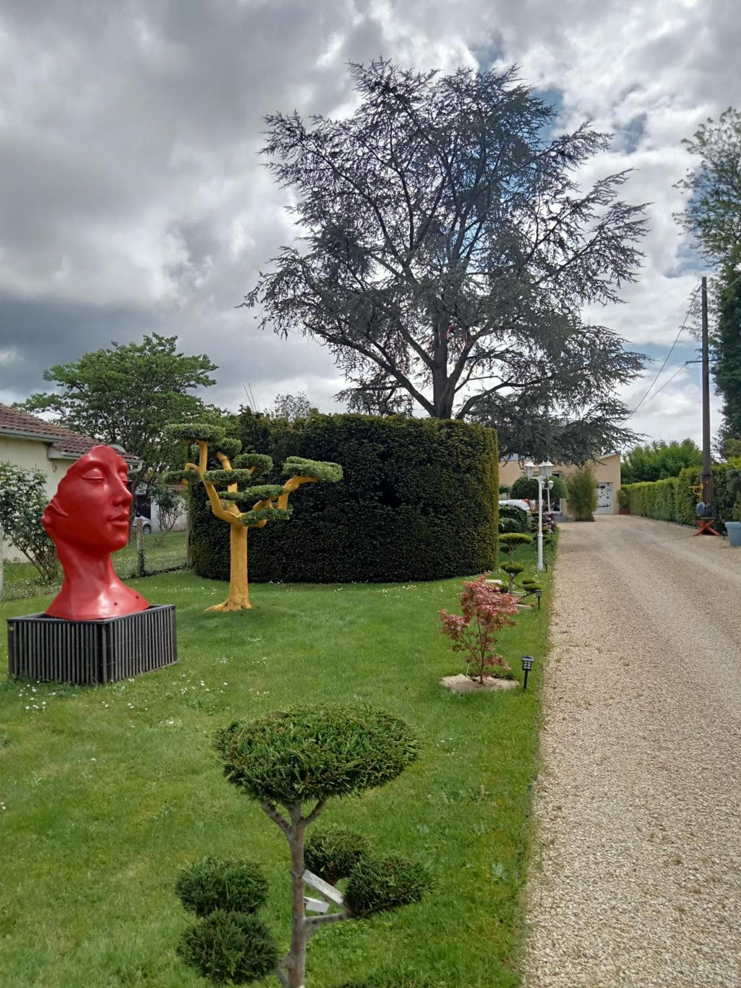 Une Pause Quelque Part Au Jardin Des Erables Et Des Niwakis Saint-Medard-de-Guizieres المظهر الخارجي الصورة
