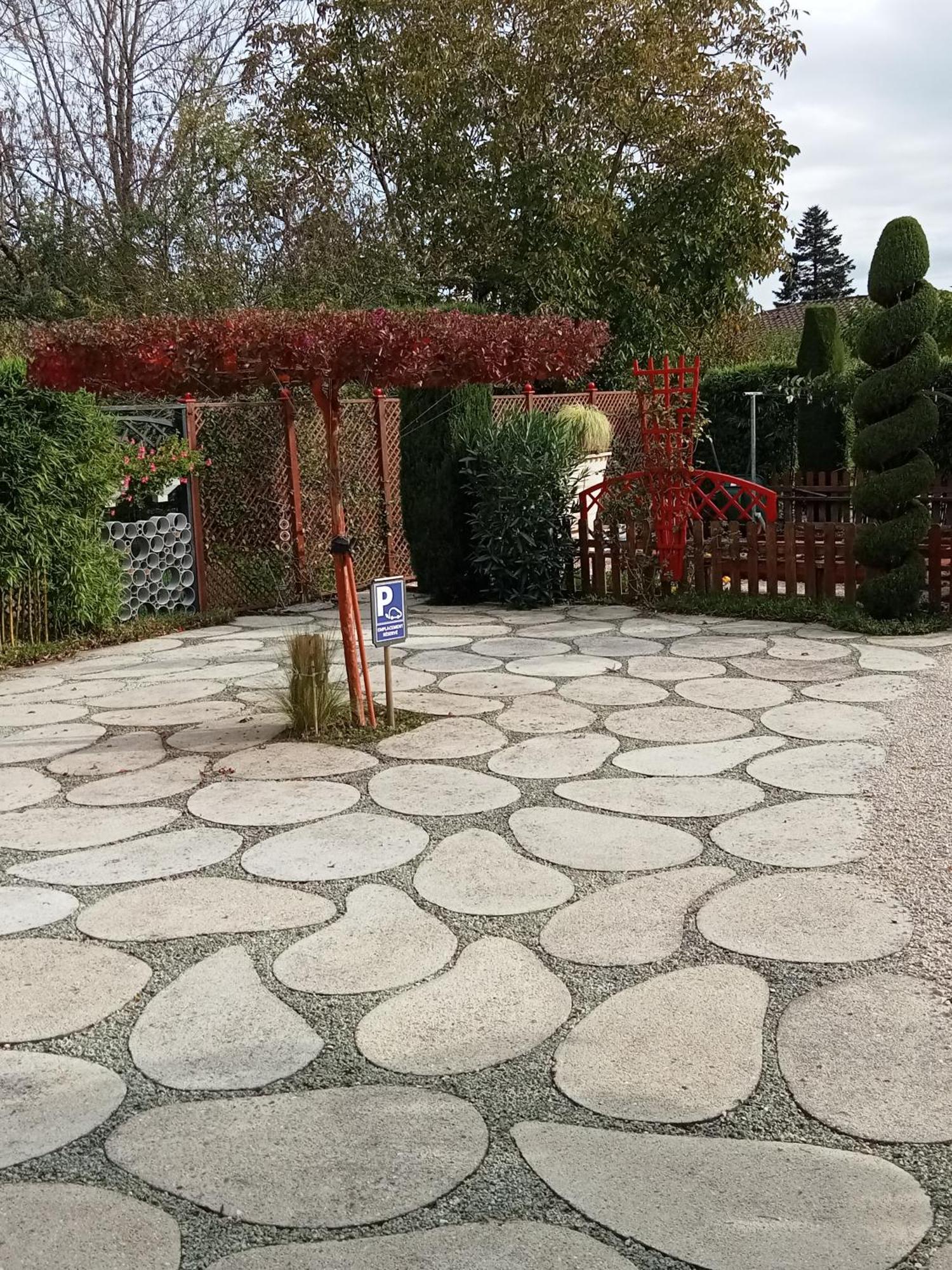 Une Pause Quelque Part Au Jardin Des Erables Et Des Niwakis Saint-Medard-de-Guizieres المظهر الخارجي الصورة