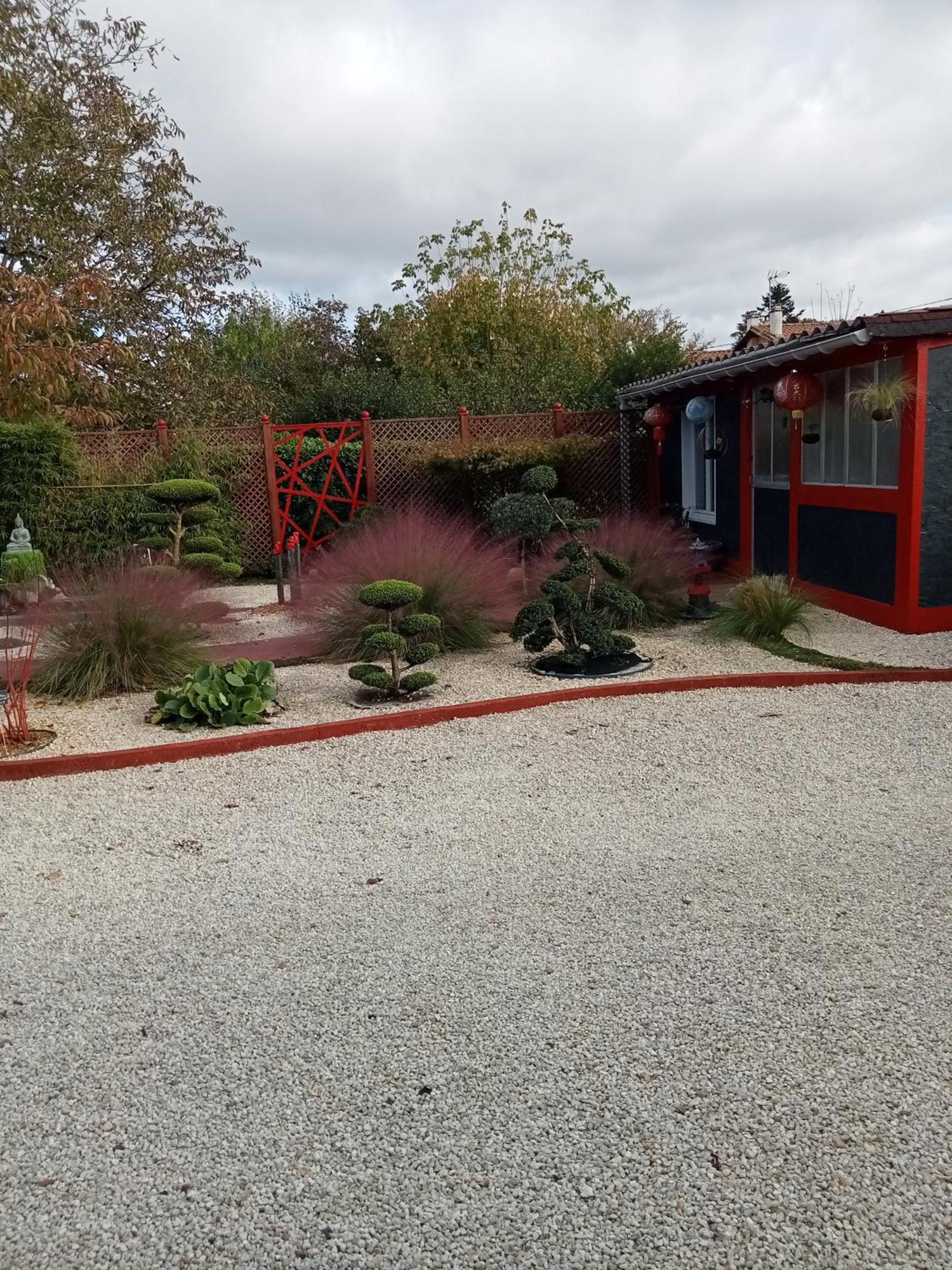 Une Pause Quelque Part Au Jardin Des Erables Et Des Niwakis Saint-Medard-de-Guizieres المظهر الخارجي الصورة